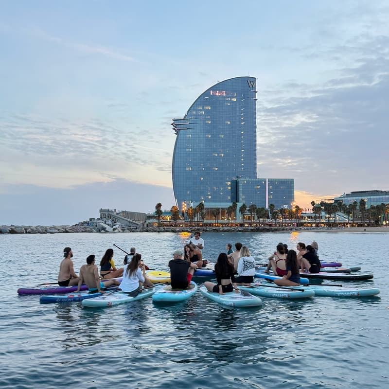 Cover Image for Sunset Floating Concert | Paddle, música & golden hour 🌅🎤🎶 🌊🍻