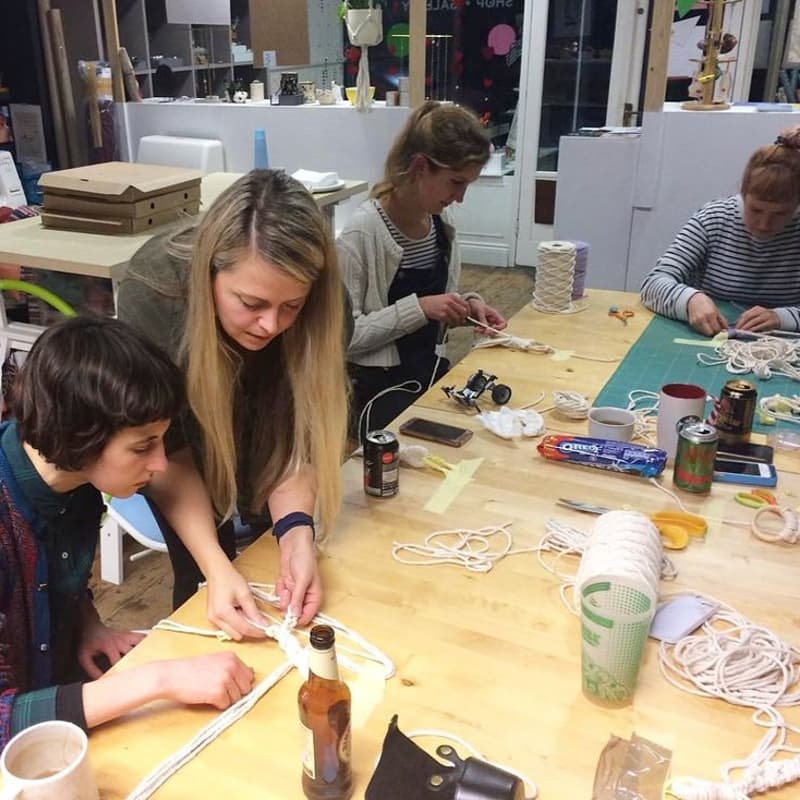 Cover Image for Merienda Creativa ☕🍰Crea tu propio llavero de Macramé 🧵