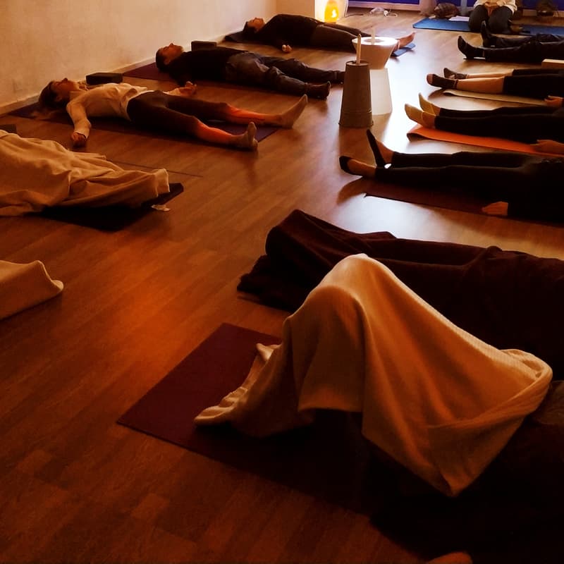 Cover Image for Movimiento Consciente y Yoga Nidra: Descanso Profundo y Restauración Neurológica