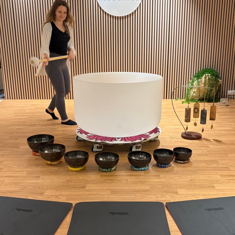 Cover Image for Relax Body & Mind with human-size singing bowl