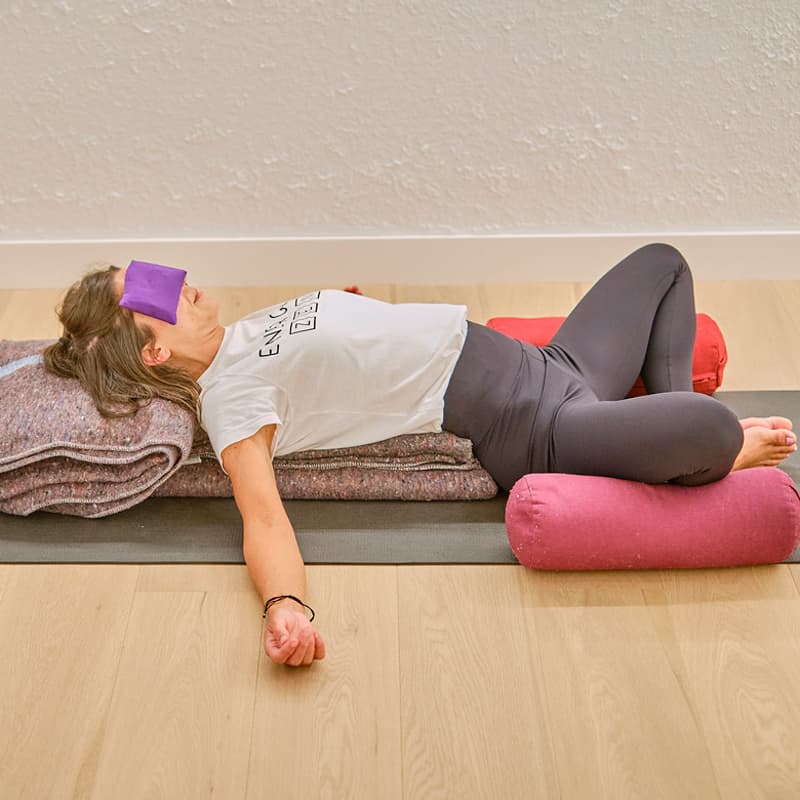 Cover Image for Yoga Restaurativo con Mantras Reiki