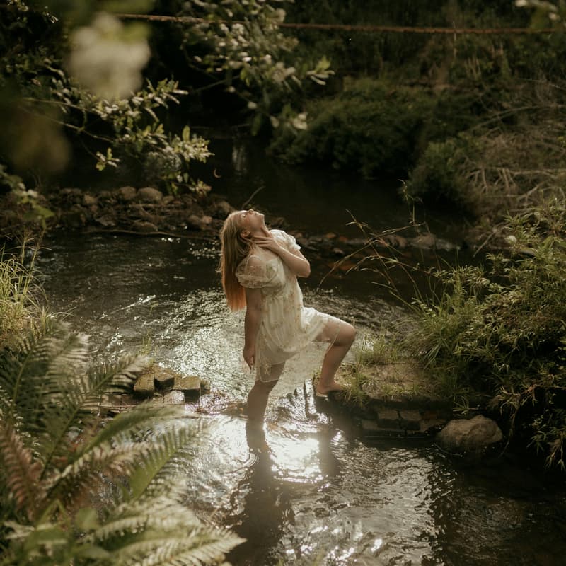 Cover Image for Return to her Embodied Self