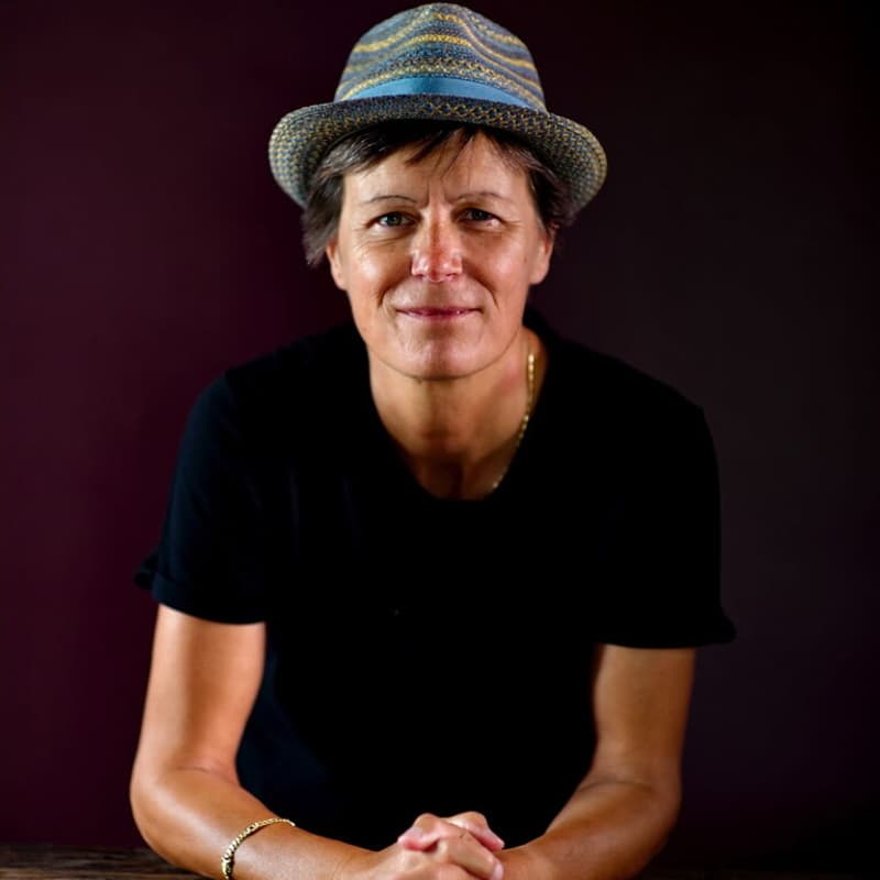 Cover Image for Über die Schönheit des Erwachsenwerdens - Online Leseabend mit Dr. Diana Pflichthofer bei «Zürich liest»
