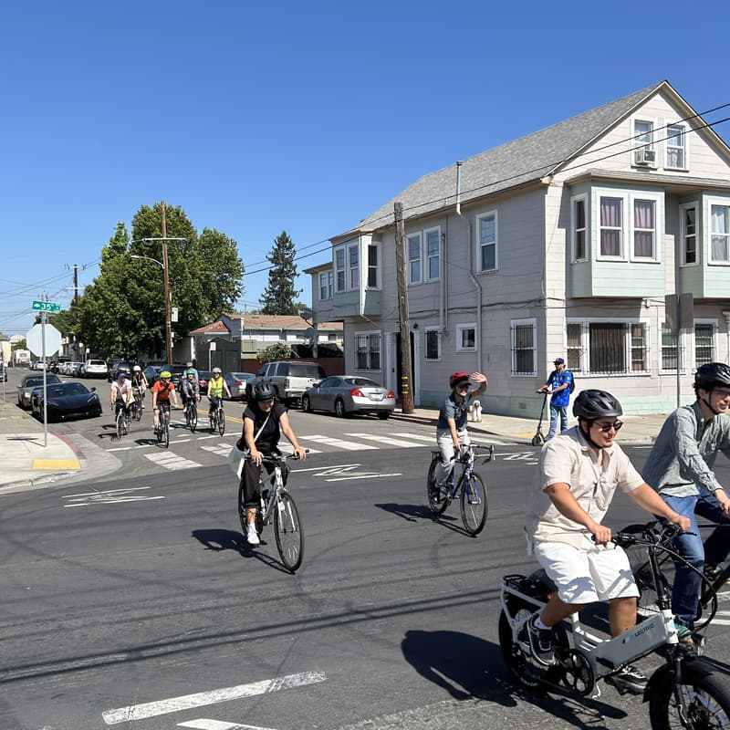 Cover Image for Calm Fruitvale Streets - Bike and Roll Tour / Calles tranquilas de Fruitvale - Recorrido en bicicleta y patines