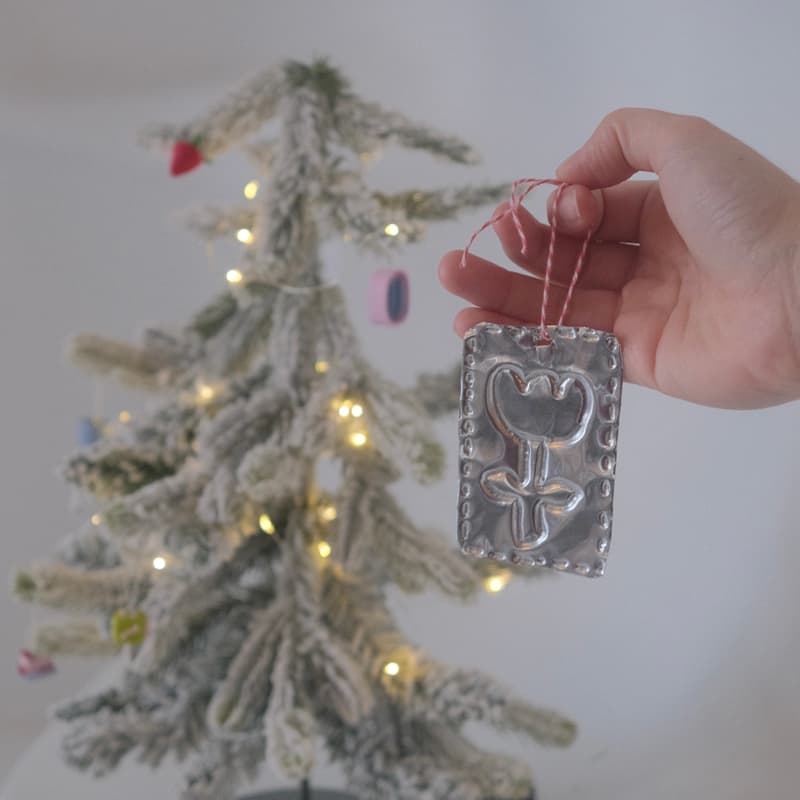 Cover Image for Holiday Tin Embossing