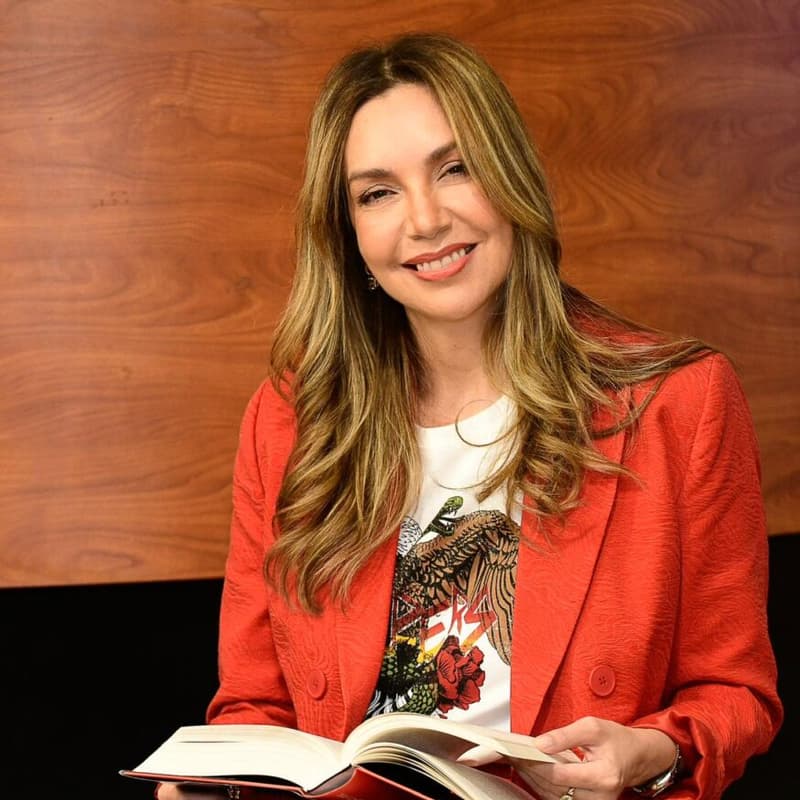Cover Image for Gabriela Llanos presenta "Cuando fuimos inmortales"