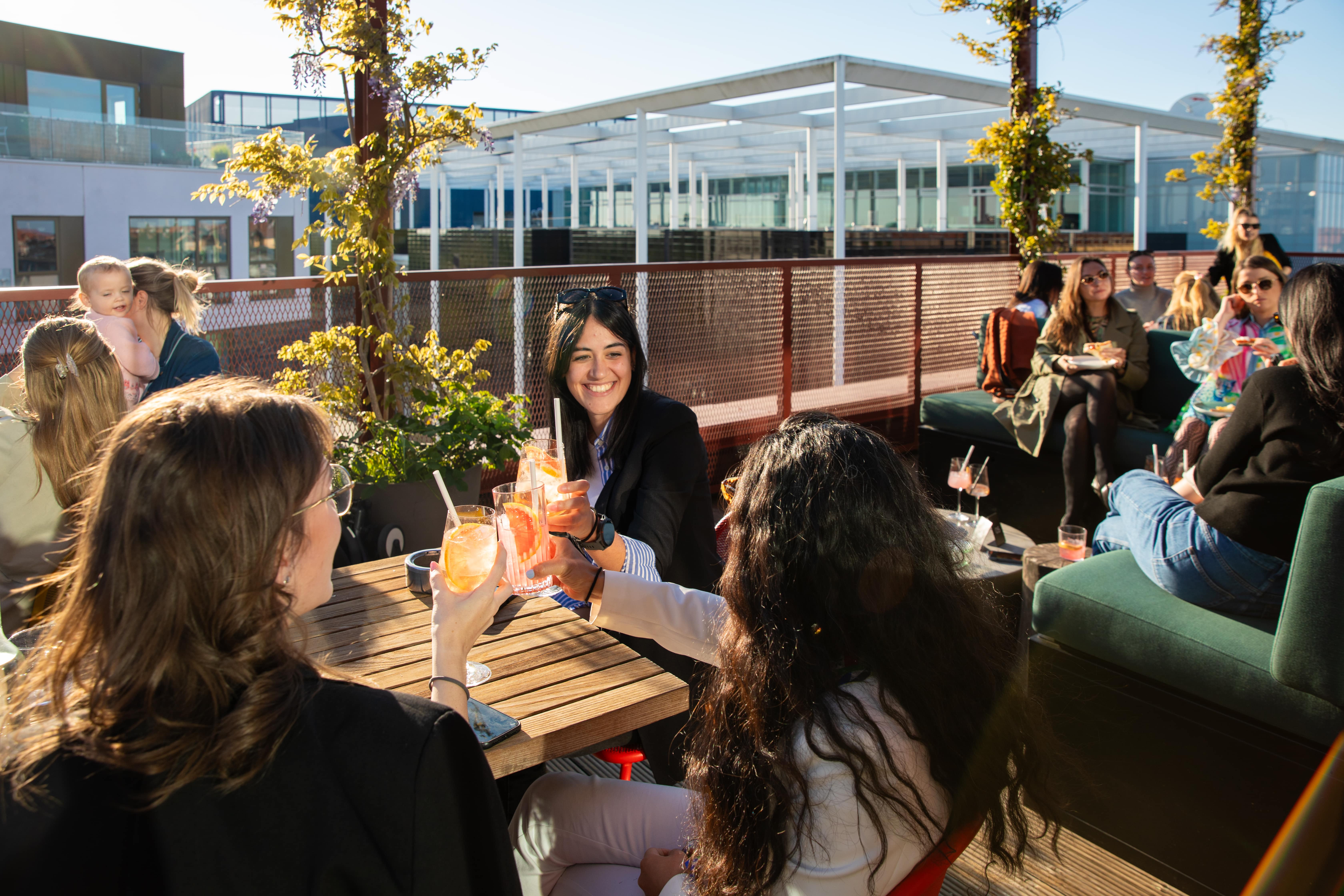Zoku Rooftop Fredagsbar: Live Music & Happy Hour