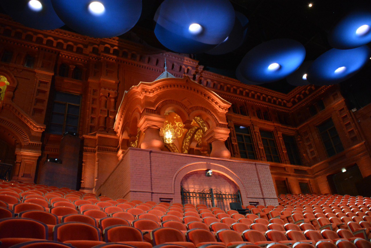 Mains Club: экскурсия в «Геликон-Опера»