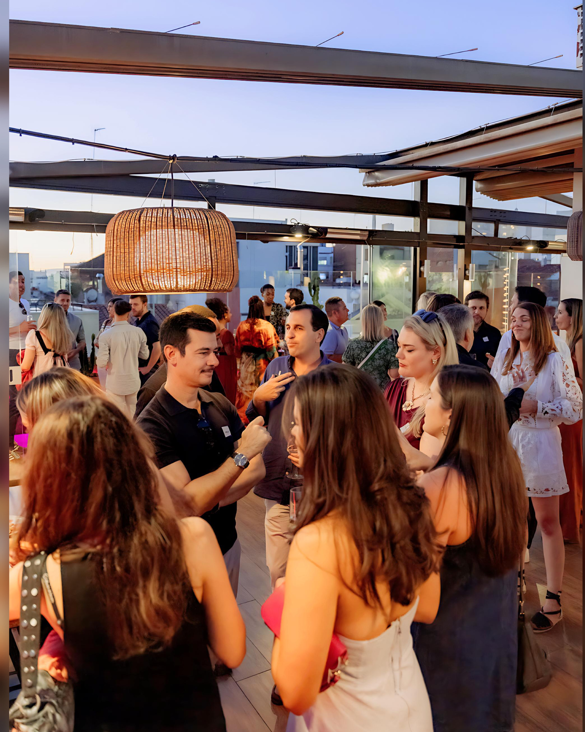 JUNTO SINGLES AFTERWORK